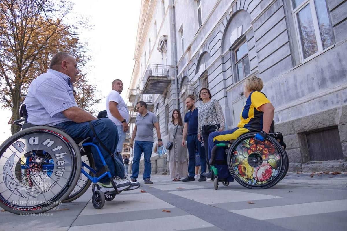 Днепр – среди 15-ти населенных пунктов, где реализуют проект «Движение без барьеров» Центральный проспект Днепра постепенно меняется: еще одну локацию безбарьерного маршрута проверили на удобство 2