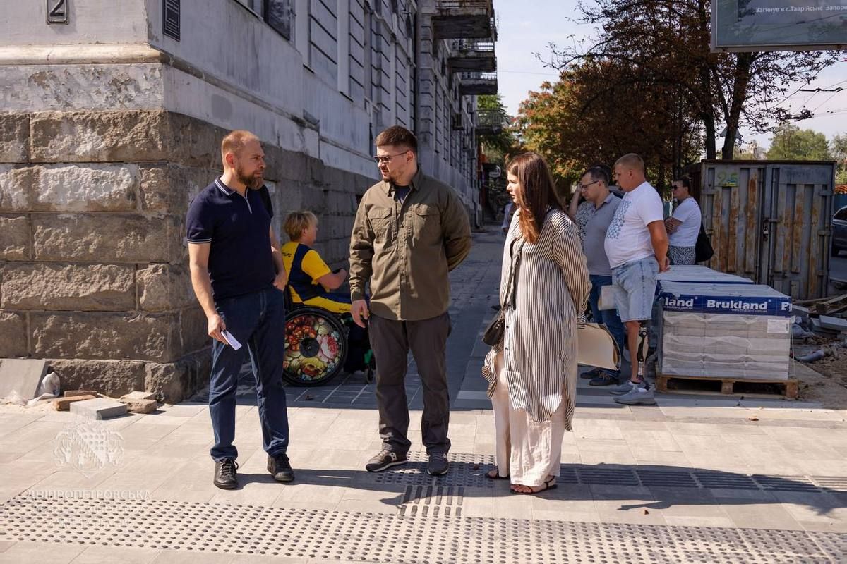 Качество выполненного проверили представители областных и городских властей вместе с послами Центральный проспект Днепра постепенно меняется: еще одну локацию безбарьерного маршрута проверили на удобство 4