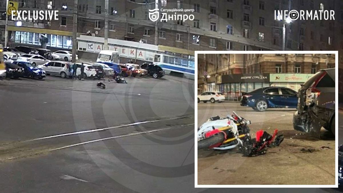 Відео моменту ДТП: у Дніпрі на Вокзальній площі мотоцикліст врізався у припарковане авто та ледь не відлетів під трамвай