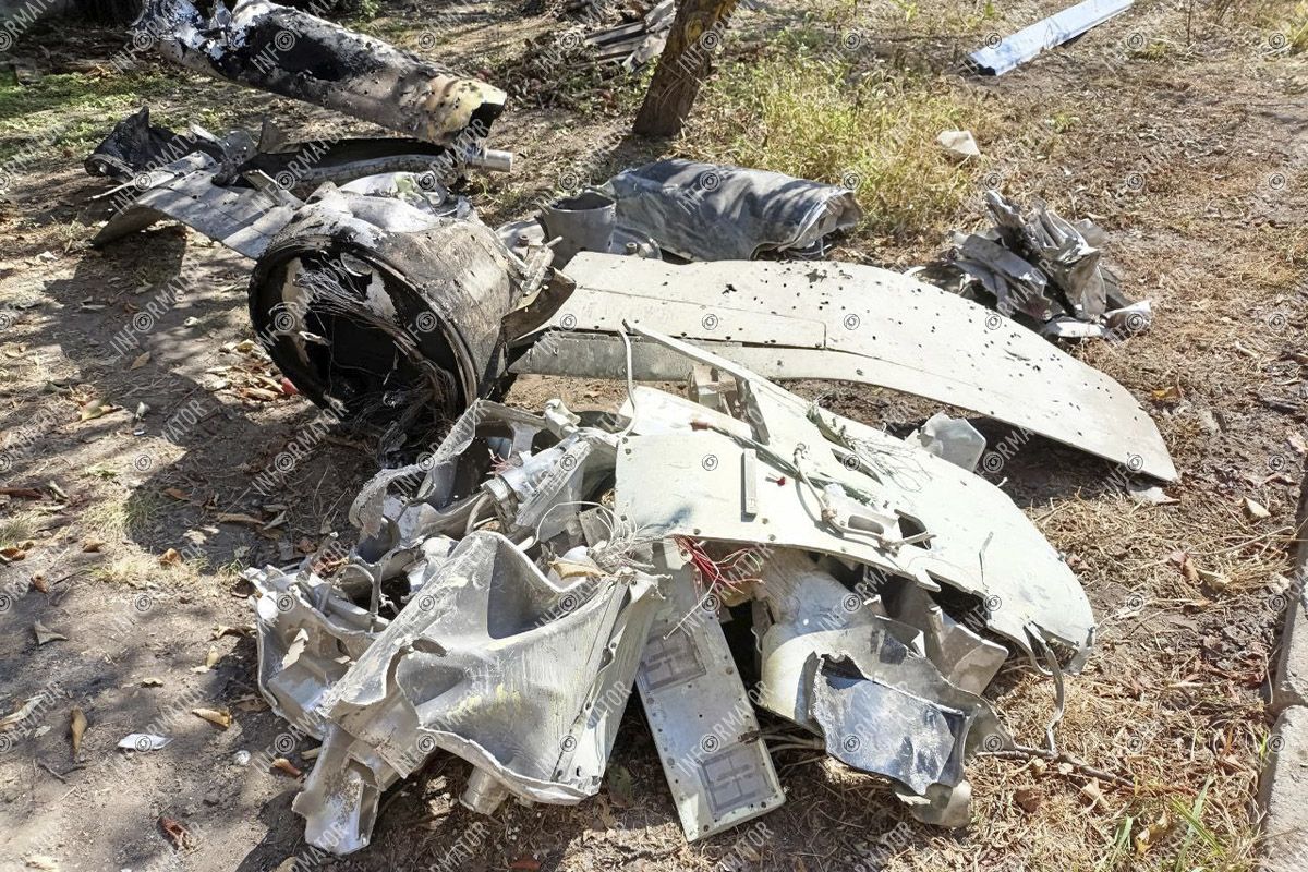 Вона впала 30 серпня у приватному секторі Соборного району "Я живу з ракетою під вікном": мешканка Дніпра б’є на сполох через уламки російського "залізяччя", які 2 тижні лежать у її дворі 3