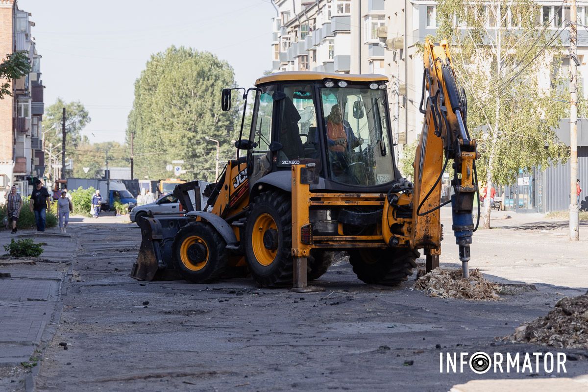 Станом на 11 вересня на місці працює дві спеціалізовані автівки, які подрібнюють пні На вулиці Інженерній у Дніпрі видаляють пні за 1,8 мільйона гривень: як це виглядає 4