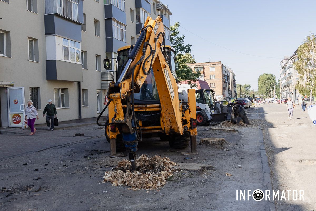 За тендером департаменту капітального будівництва міськради, на підготовчі роботи виділили майже 1,9 мільйона гривень На вулиці Інженерній у Дніпрі видаляють пні за 1,8 мільйона гривень: як це виглядає 5