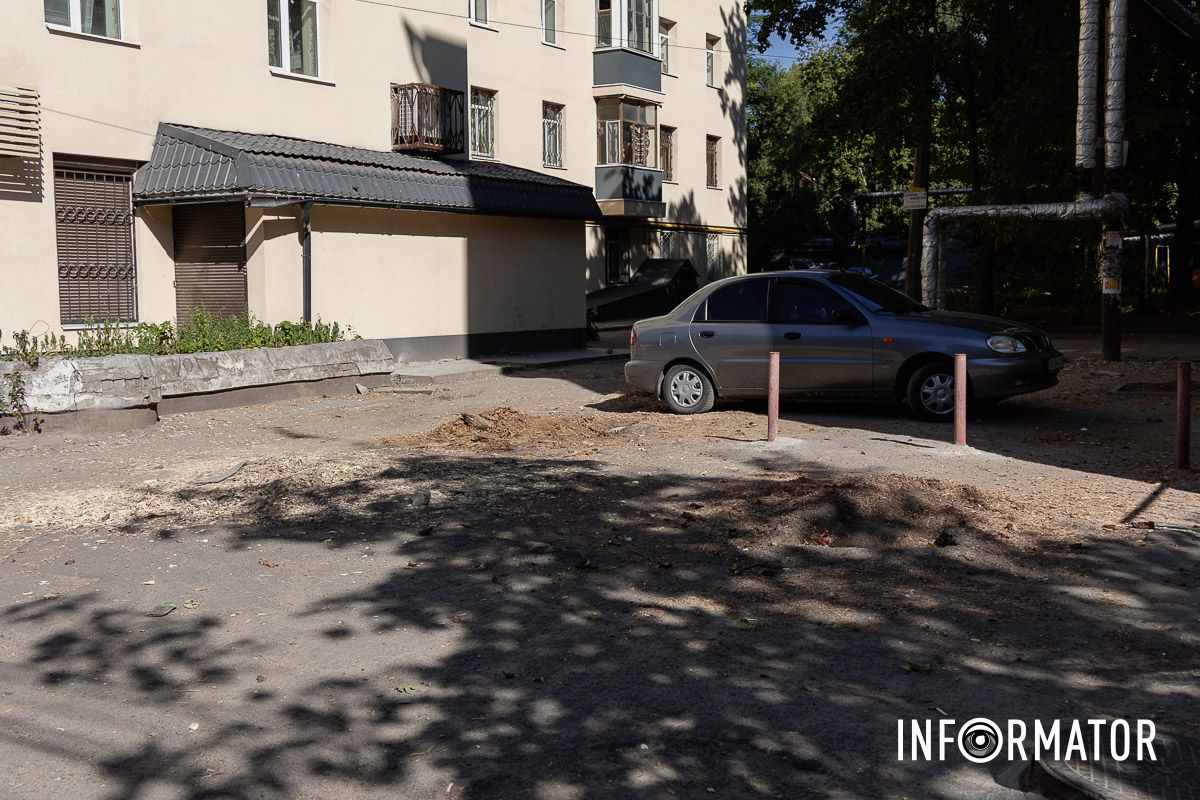 На Інженерній у Дніпрі стартували роботи На вулиці Інженерній у Дніпрі видаляють пні за 1,8 мільйона гривень: як це виглядає 9