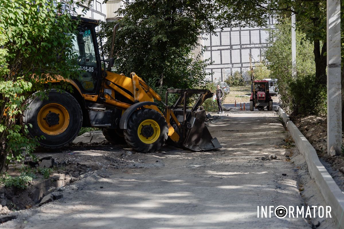 У Дніпрі на Мозолевського та Козака Мамая працює спецтехніка: що відбувається 15
