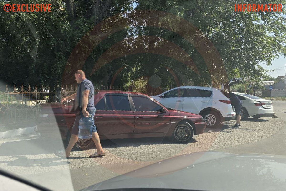 Люди з набраною біля храму водою в Обухівці Щедра благодійність чи ризик для здоров'я: безкоштовна вода з джерела біля церкви в Обухівці не відповідає нормам 4