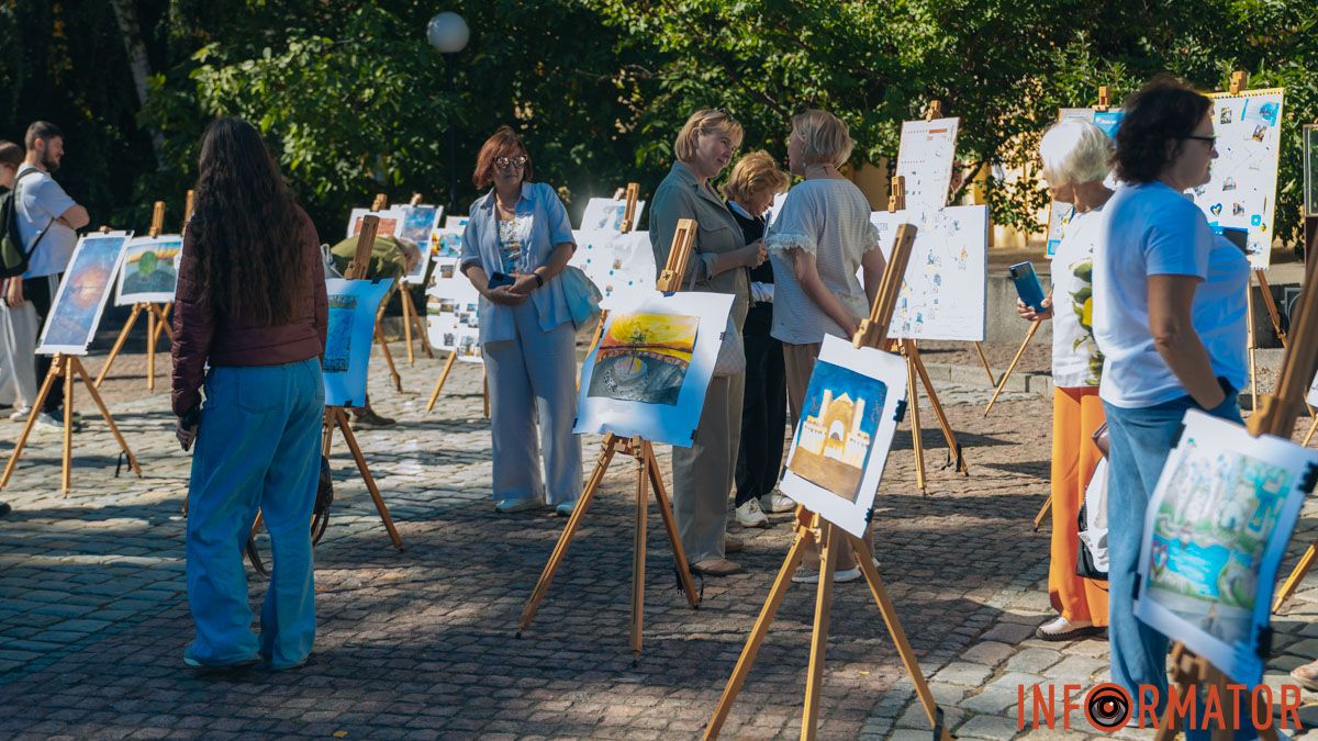 У Дніпрі до Дня міста пройшла виставка дитячих малюнків