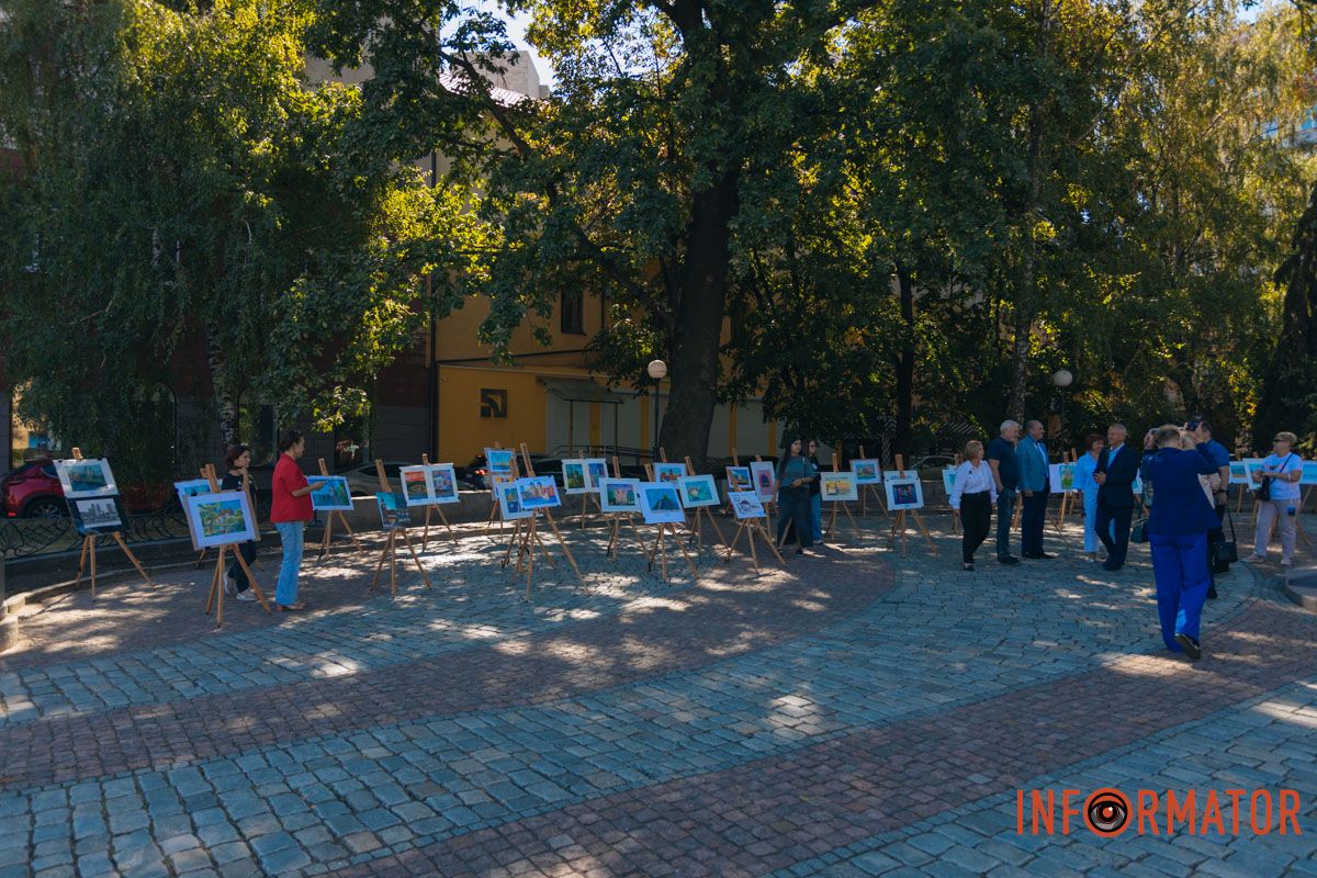 В Днепре по случаю Дня города была организована выставка детских рисунков В Днепре по случаю Дня города была организована выставка детских рисунков