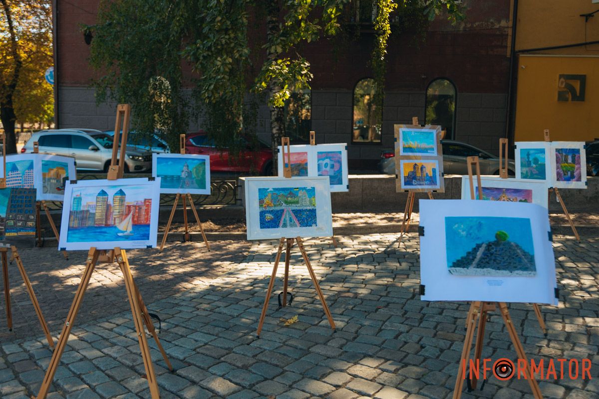 Работы юных художников выставили у памятника Александру Полю. Работы юных художников выставили у памятника Александру Полю.