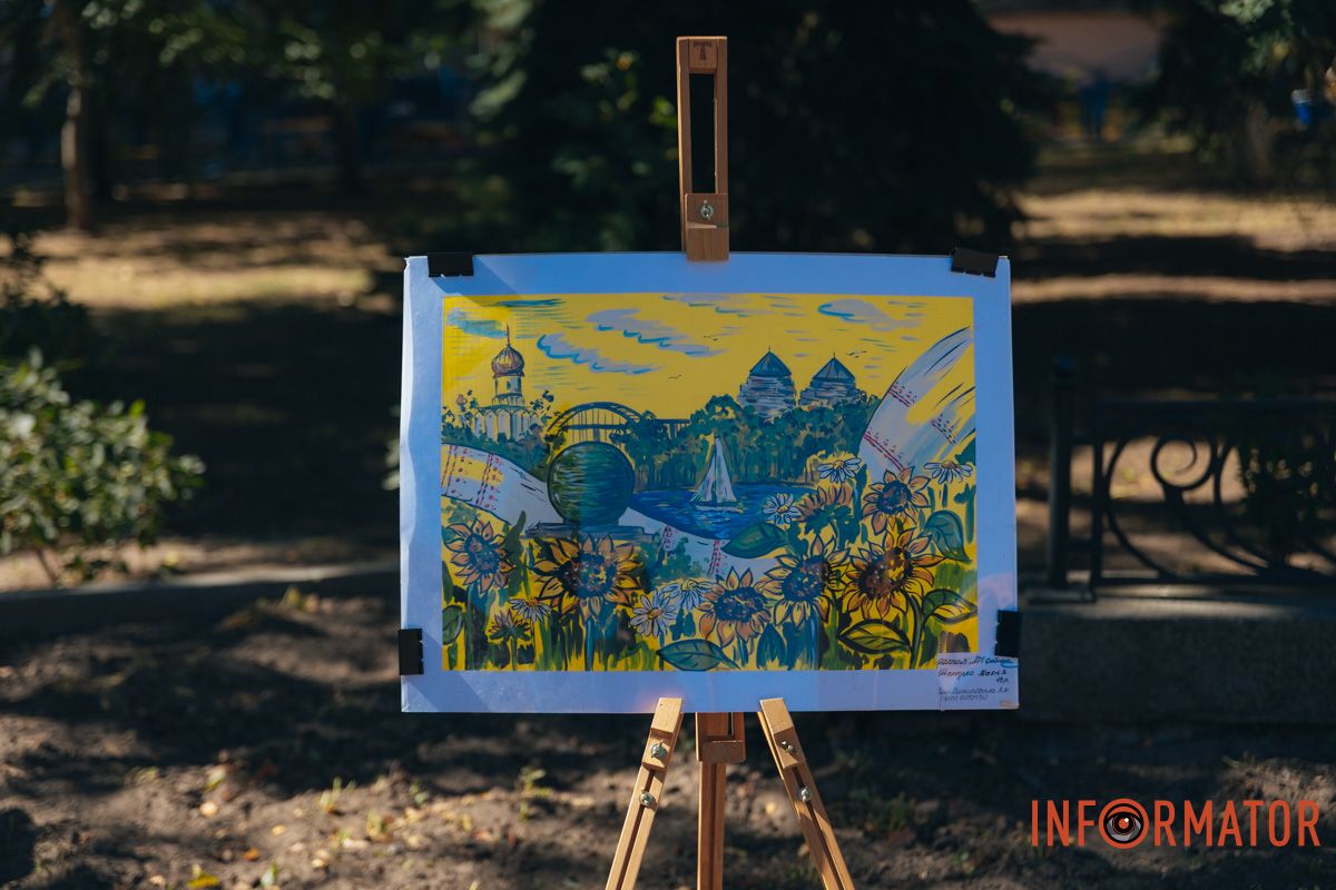 Было представлено около двухсот работ Было представлено около двухсот работ