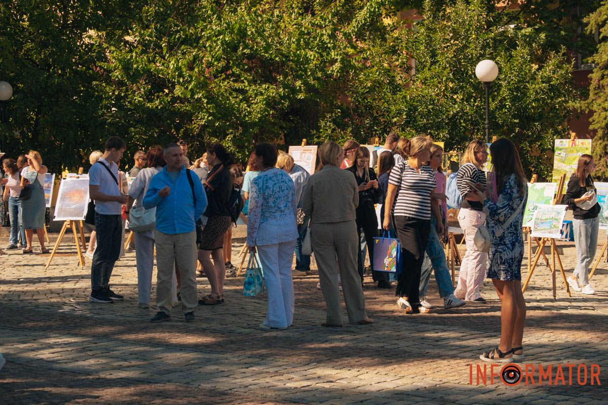 Горожане рассматривали рисунки Горожане рассматривали рисунки