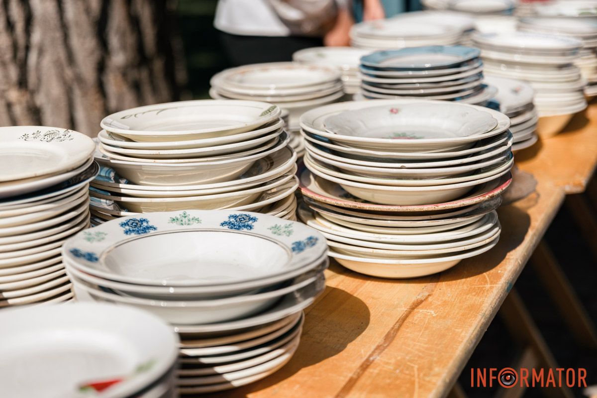 В парке Шевченко состоялось мероприятие "Тарелка счастья" "Тарелка счастья": в Днепре на День города люди избивали тарелки в парке Шевченко 1