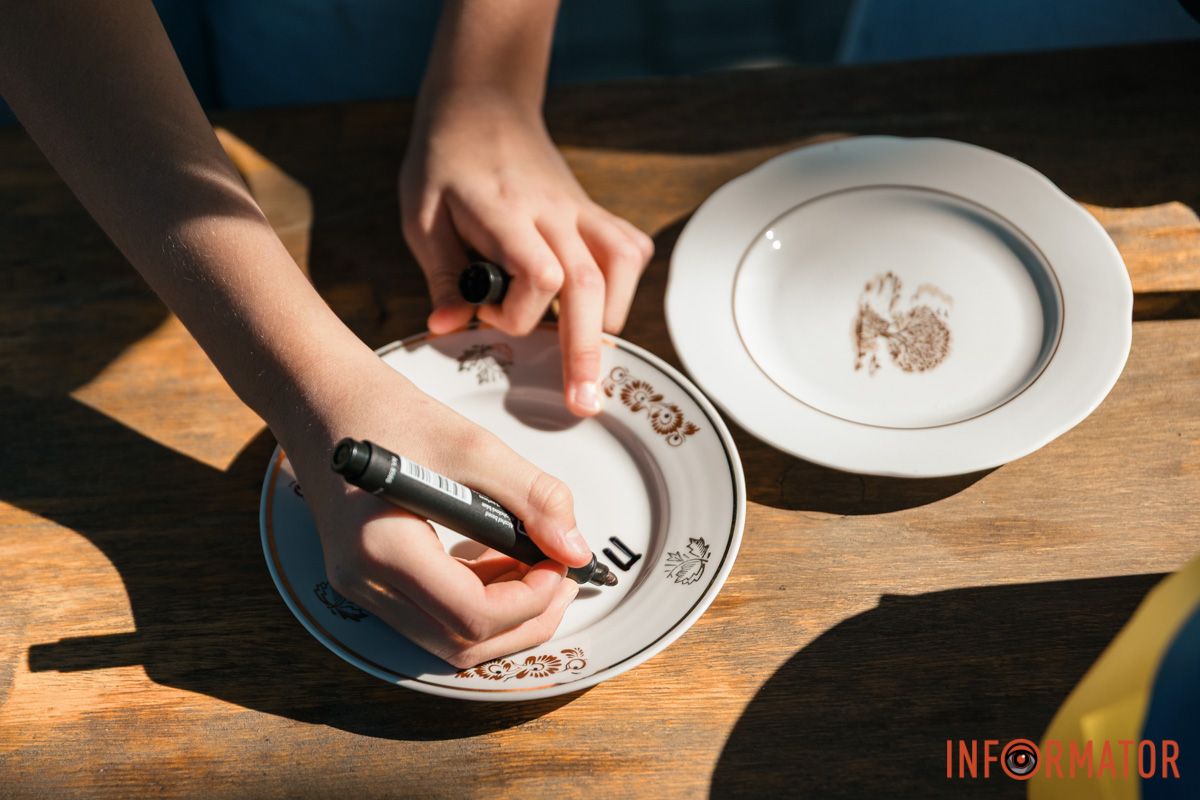 На тарелках оставляли пожелания "Тарелка счастья": в Днепре на День города люди били тарелки в парке Шевченко 2