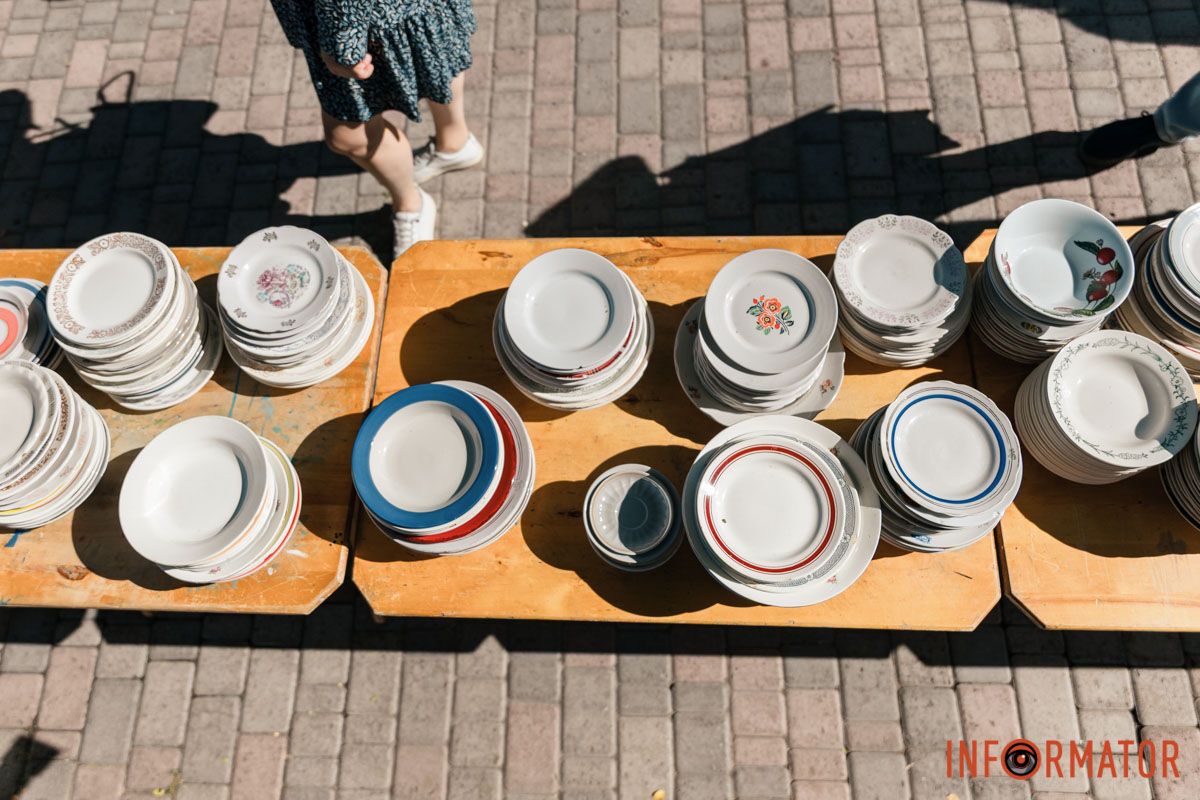 Фото: Денис Чубченко "Тарелка счастья": в Днепре на День города люди били тарелки в парке Шевченко 3