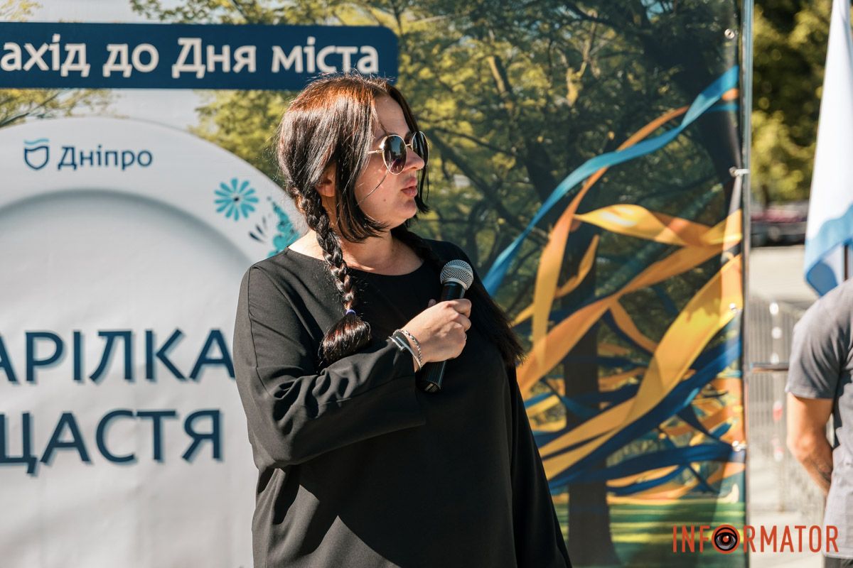 Началось мероприятие из Гимна Украины "Тарелка счастья": в Днепре на День города люди избивали тарелки в парке Шевченко 4