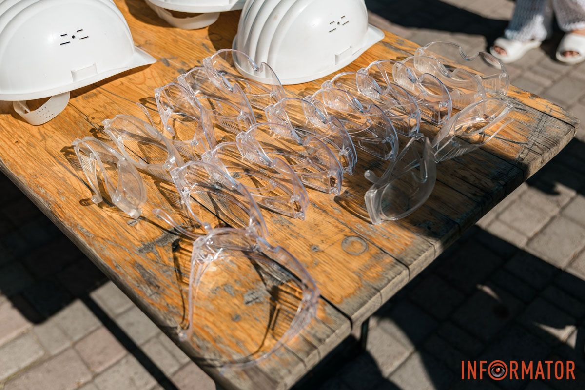 Главное – безопасность "Тарелка счастья": в Днепре на День города люди избивали тарелки в парке Шевченко 5