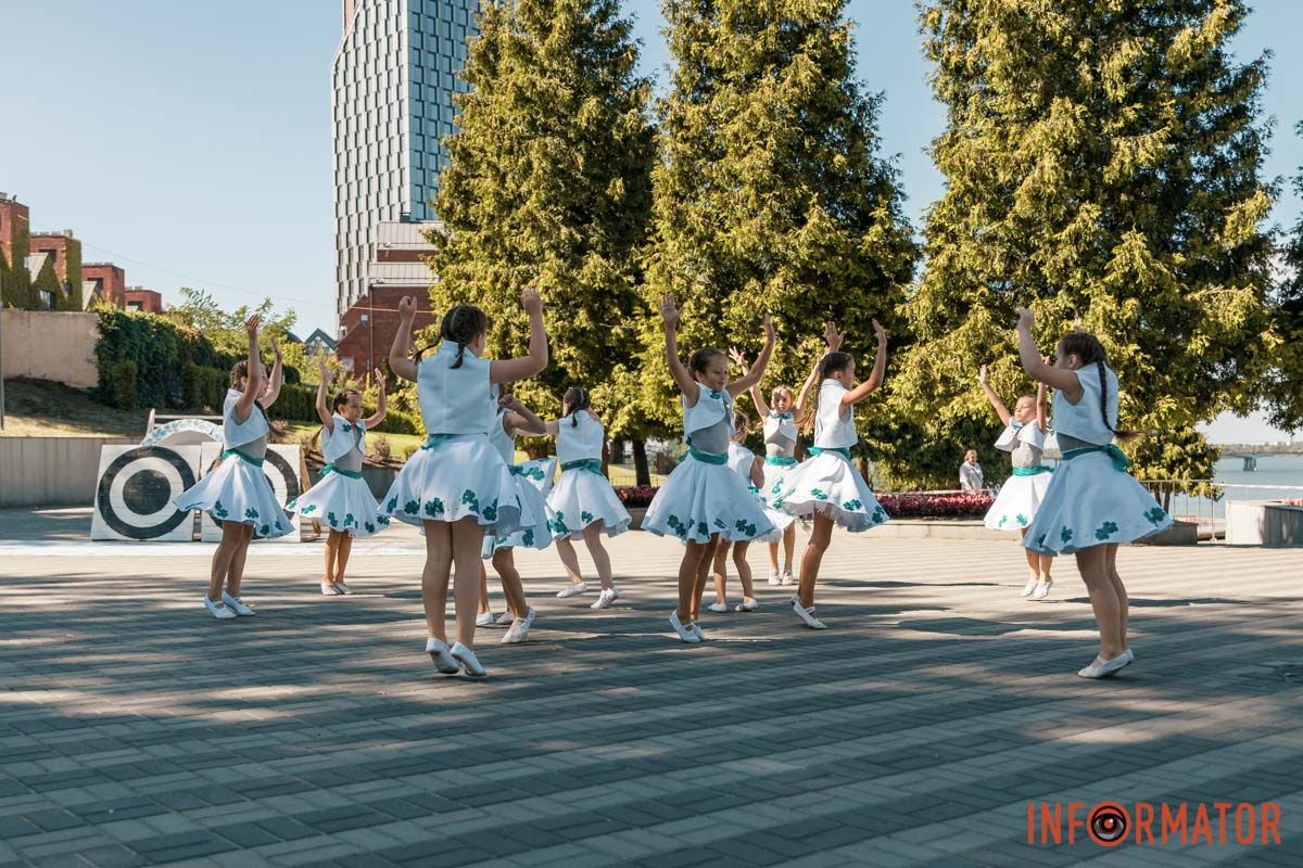 Выступили детские танцевальные коллективы "Тарелка счастья": в Днепре на День города люди били тарелки в парке Шевченко 6
