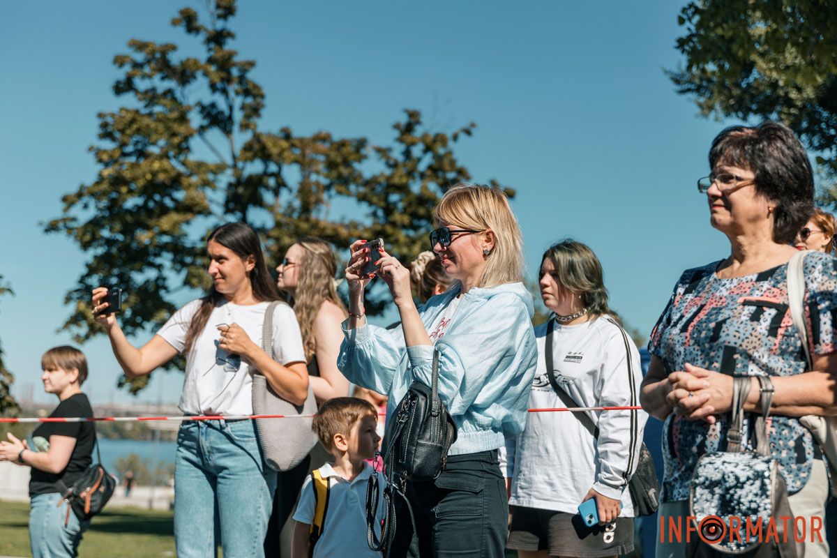 Кадры в память "Тарелка счастья": в Днепре на День города люди избивали тарелки в парке Шевченко 7