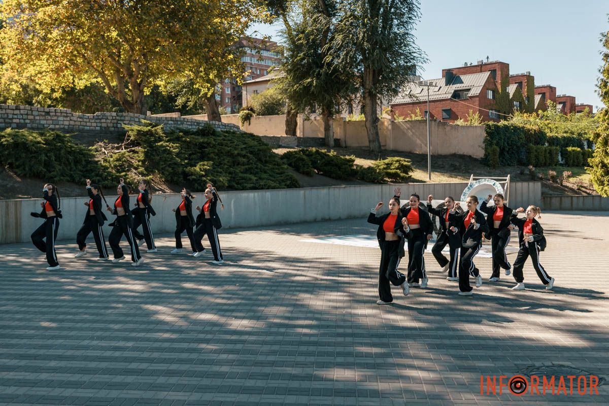 С Днем города "Тарелка счастья": в Днепре на День города люди избивали тарелки в парке Шевченко 8