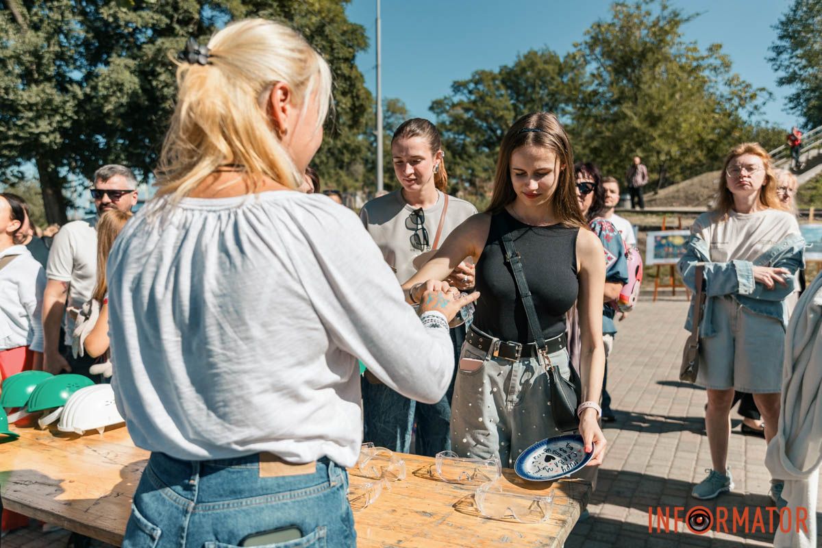 С Днем рождения, Днепр "Тарелка счастья": в Днепре на День города люди избивали тарелки в парке Шевченко 9