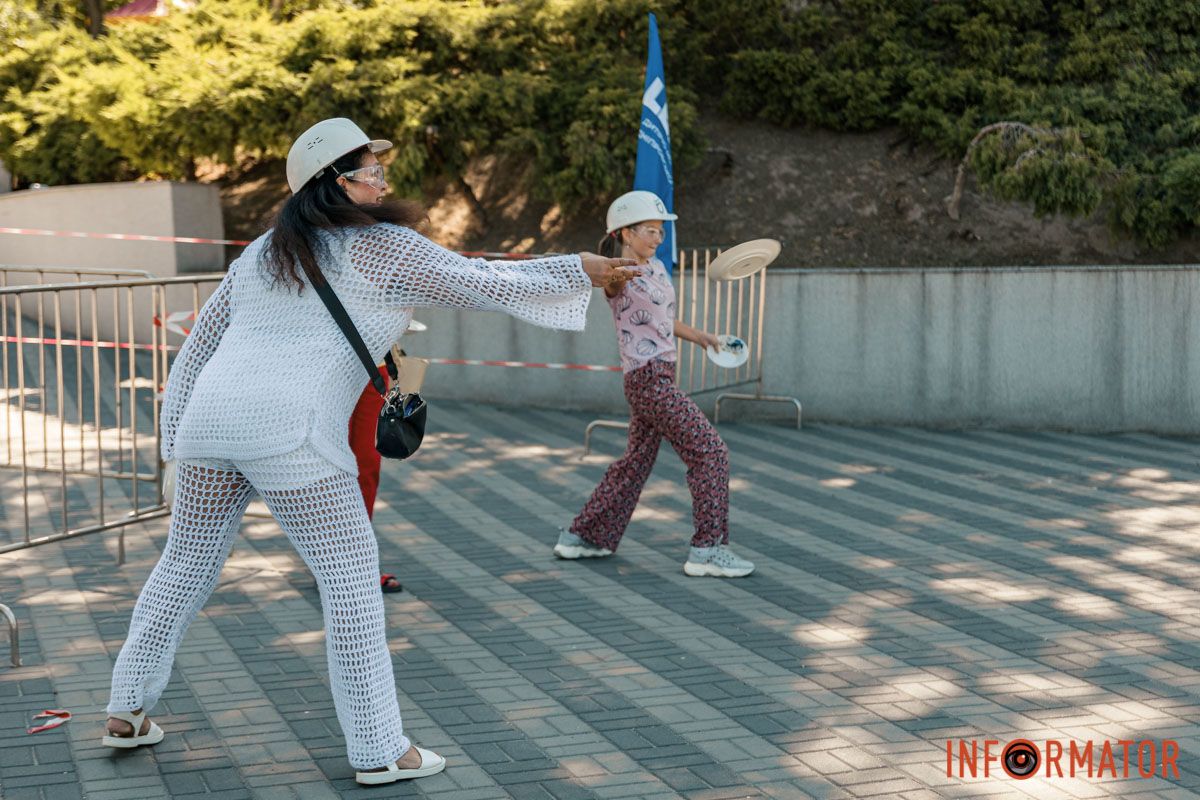 В касках и защитных очках "Тарелка счастья": в Днепре на День города люди били тарелки в парке Шевченко 14