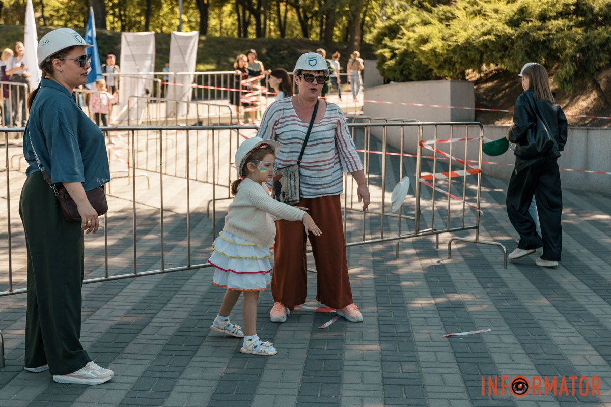 Летающая тарелка "Тарелка счастья": в Днепре на День города люди били тарелки в парке Шевченко 13