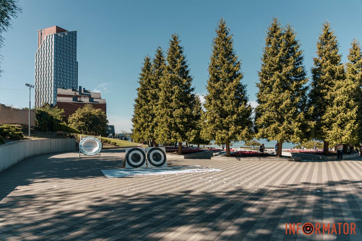 Обзорная площадка в парке Шевченко "Тарелка счастья": в Днепре на День города люди били тарелки в парке Шевченко 12