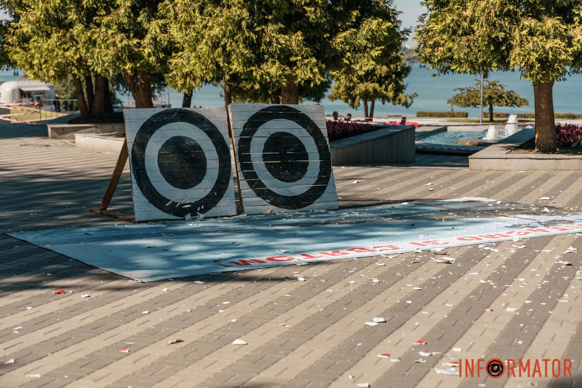 Мишени, в которые швыряли тарелки "Тарелка счастья": в Днепре на День города люди избивали тарелки в парке Шевченко 11