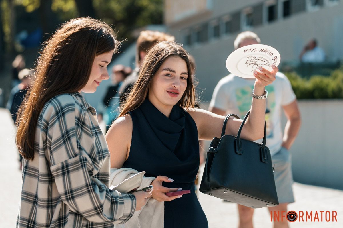 Праздничное настроение "Тарелка счастья": в Днепре на День города люди били тарелки в парке Шевченко 10