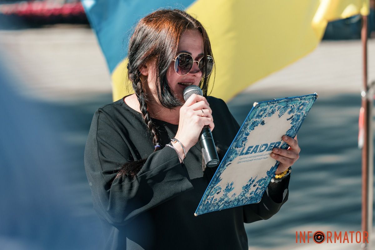 Процессом руководила ведущая "Тарелка счастья": в Днепре на День города люди били тарелки в парке Шевченко 15