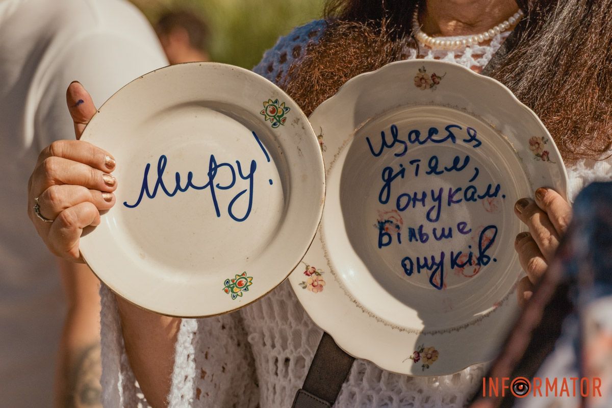 А что бы вы пожелали? "Тарелка счастья": в Днепре на День города люди били тарелки в парке Шевченко 16