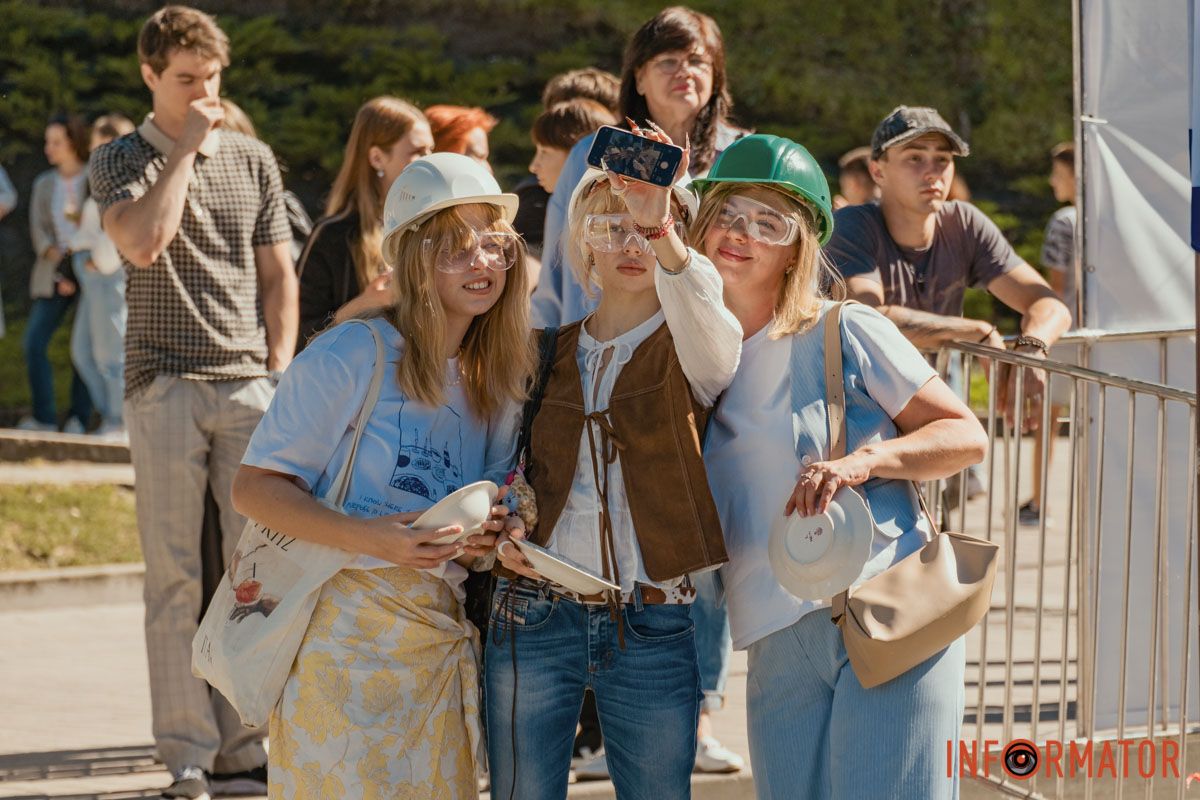 В память "Тарелка счастья": в Днепре на День города люди били тарелки в парке Шевченко 17