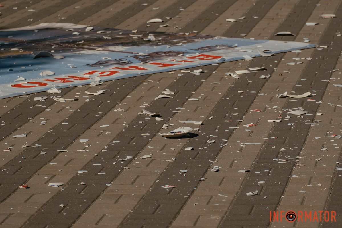 Обломки тарелок "Тарелка счастья": в Днепре на День города люди били тарелки в парке Шевченко 18