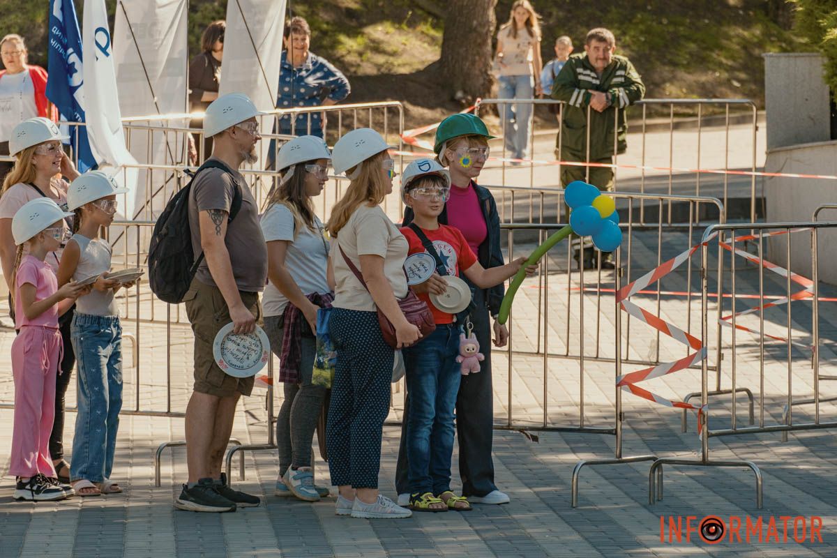 С шариками "Тарелка счастья": в Днепре на День города люди избивали тарелки в парке Шевченко 19