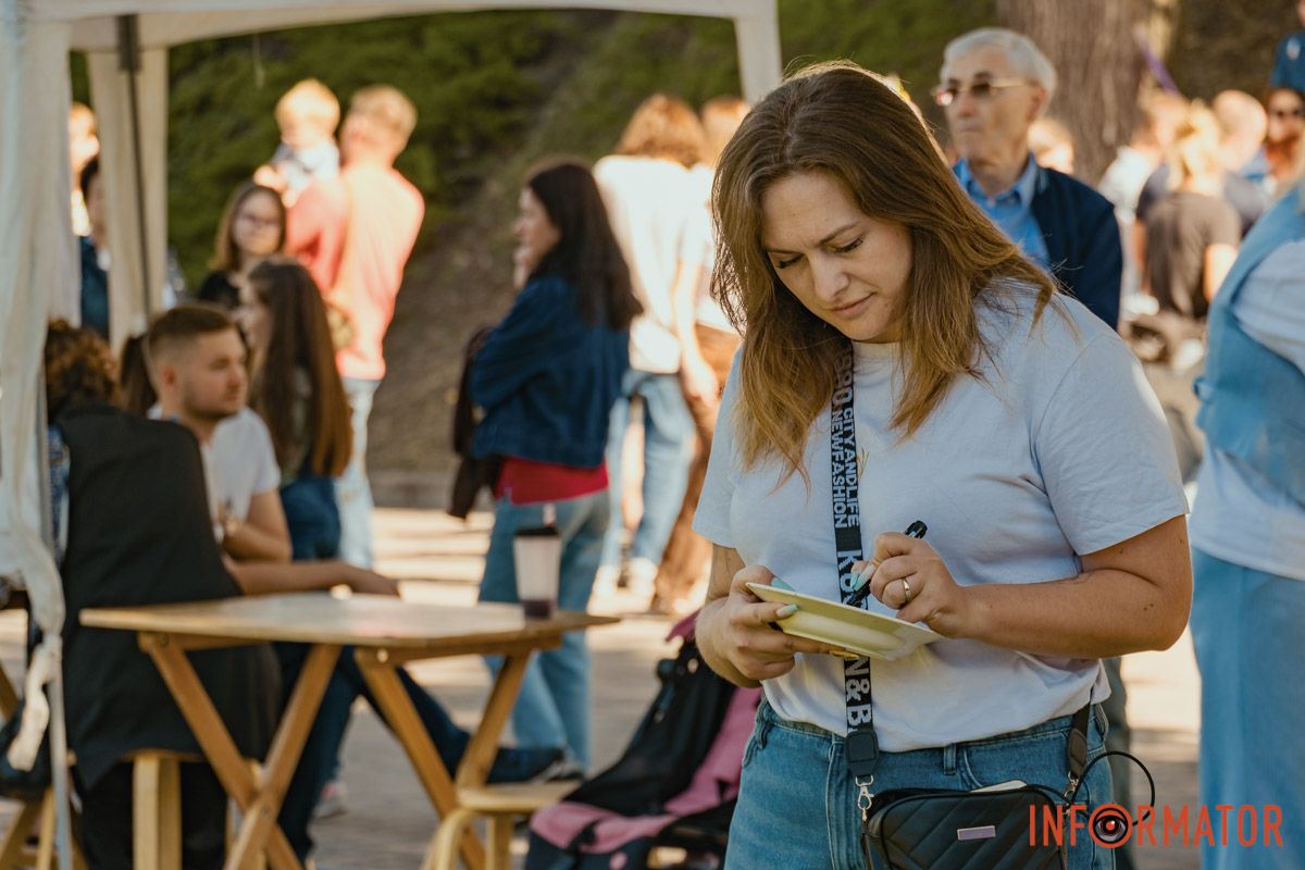 Люди в парке "Тарелка счастья": в Днепре на День города люди били тарелки в парке Шевченко 20