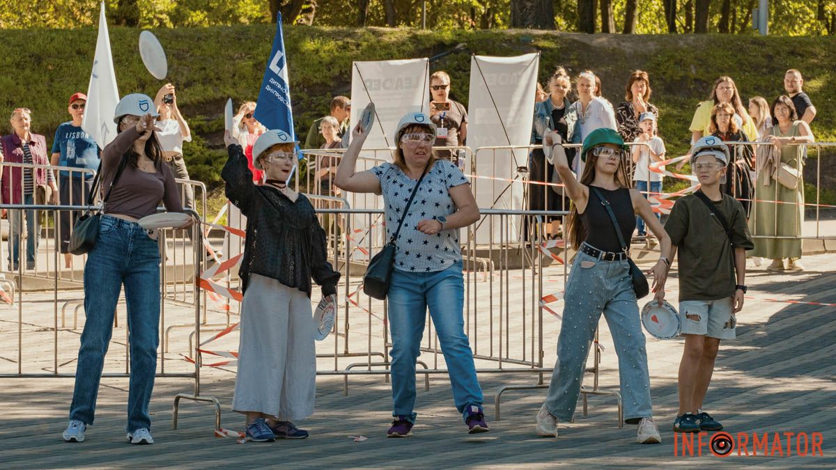 "Тарілка щастя": у Дніпрі на День міста люди били тарілки у парку Шевченка