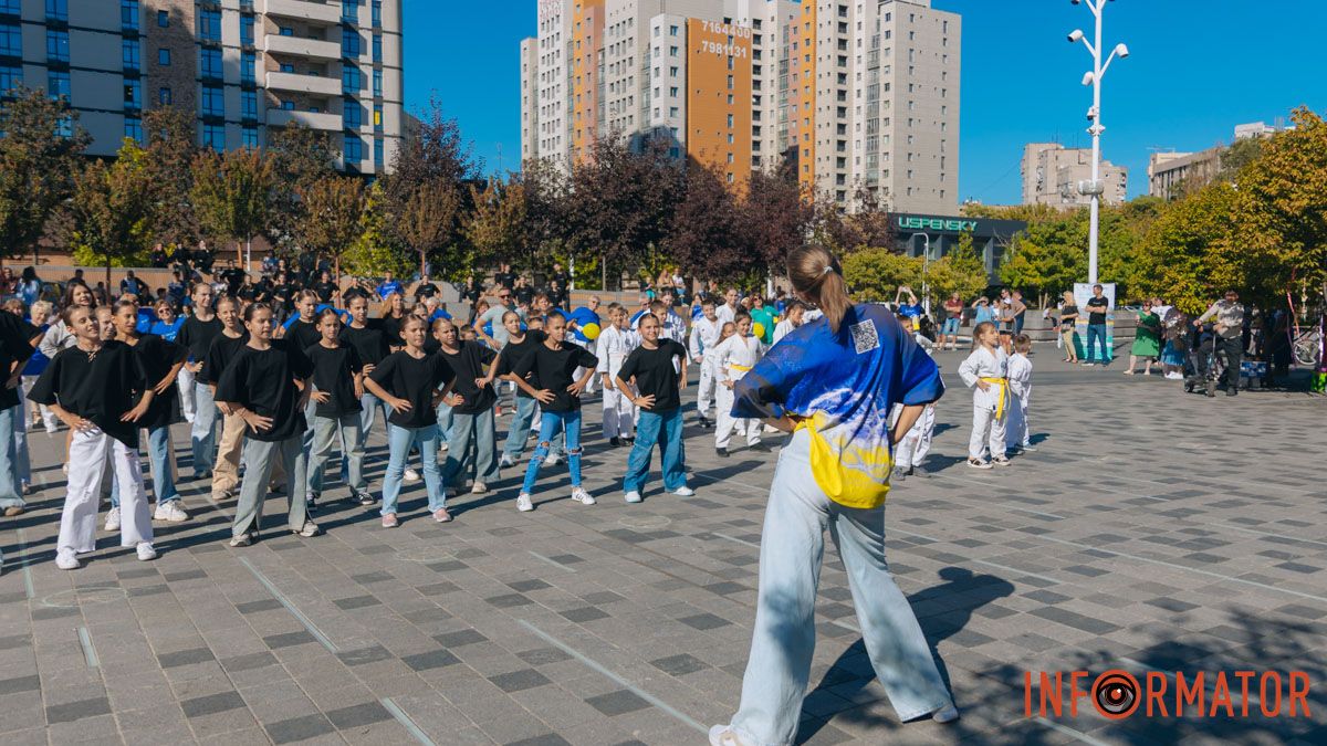 У Дніпрі на День міста на Успенській площі пройшов святковий захід "Штурмуймо Олімп"