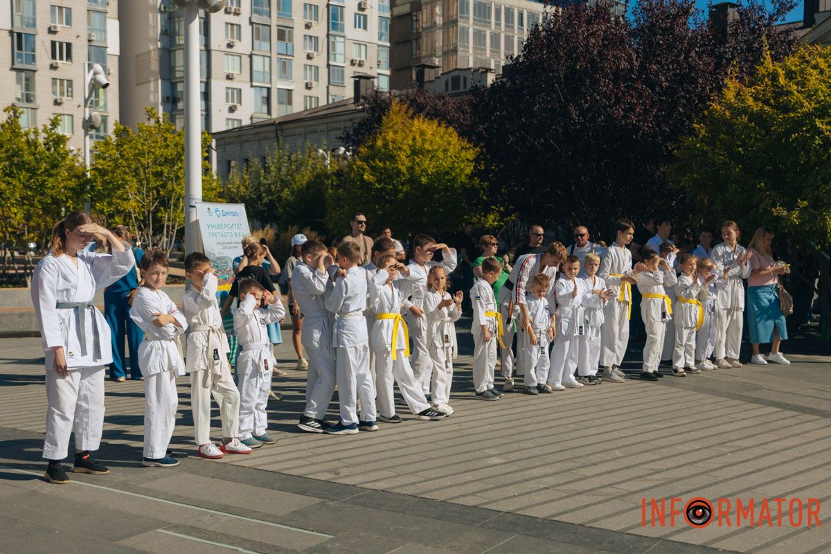 У Дніпрі на День міста на Успенській площі пройшов святковий захід "Штурмуймо Олімп" 2