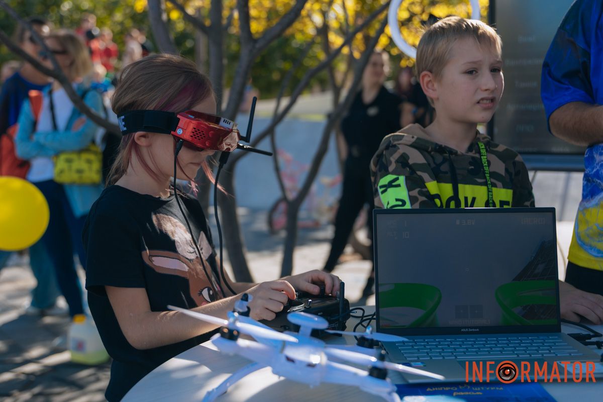 У Дніпрі на День міста на Успенській площі пройшов святковий захід "Штурмуймо Олімп" 9