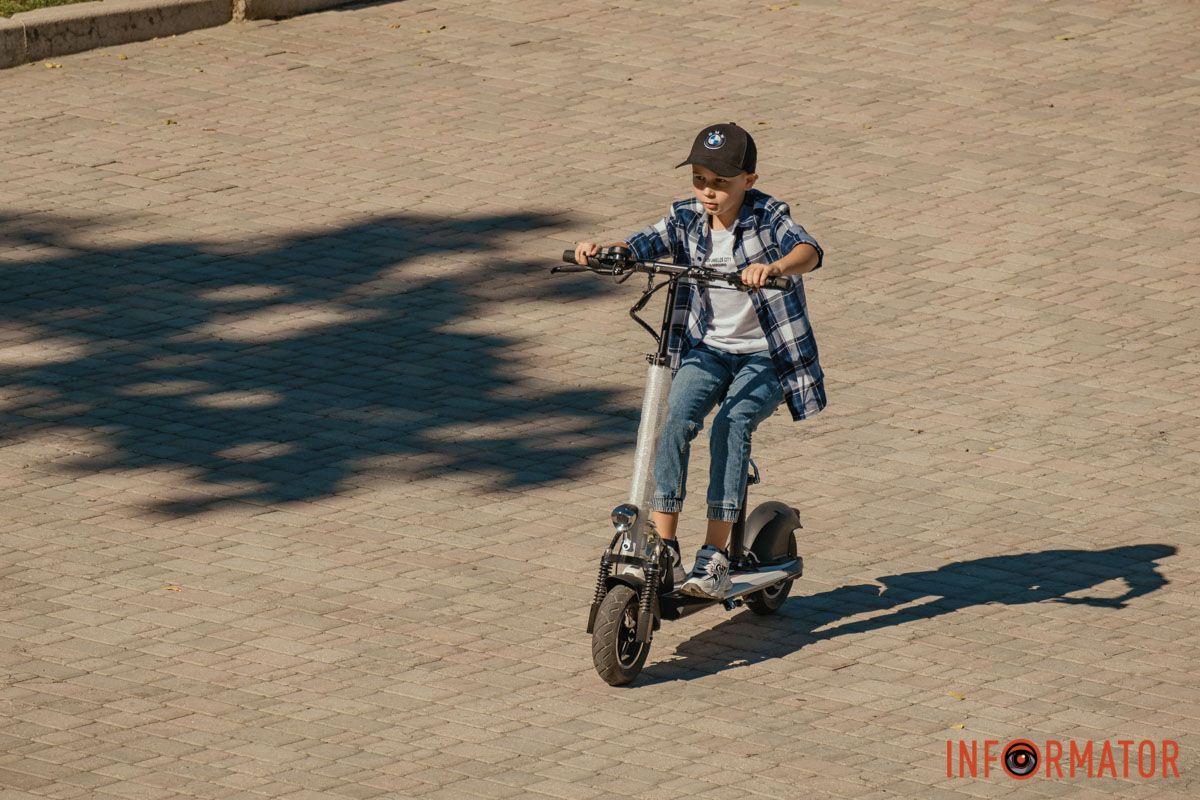 Улыбки, объятия и игры: как жители Днепра проводят День города – истории в фото 29