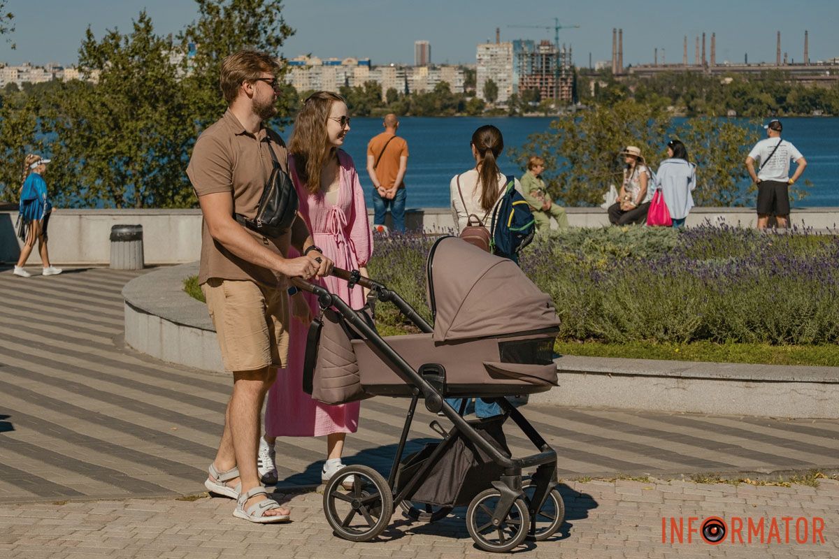 Улыбки, объятия и игры: как жители Днепра проводят День города – истории в фото 45