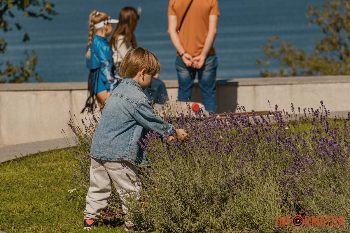 Улыбки, объятия и игры: как жители Днепра проводят День города – истории в фото 39