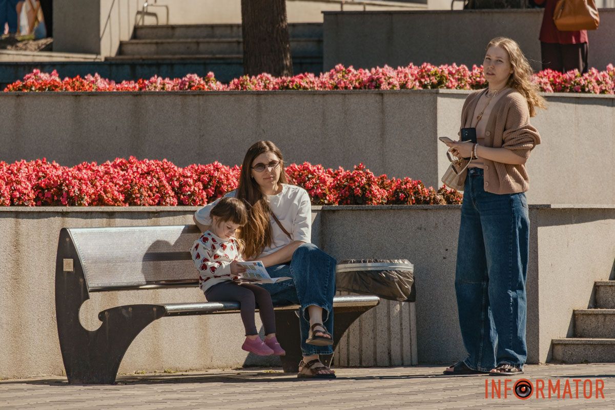 Улыбки, объятия и игры: как жители Днепра проводят День города – истории в фото 44