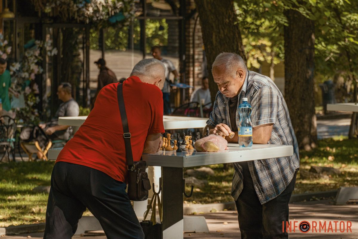 Улыбки, объятия и игры: как жители Днепра проводят День города – истории в фото 34