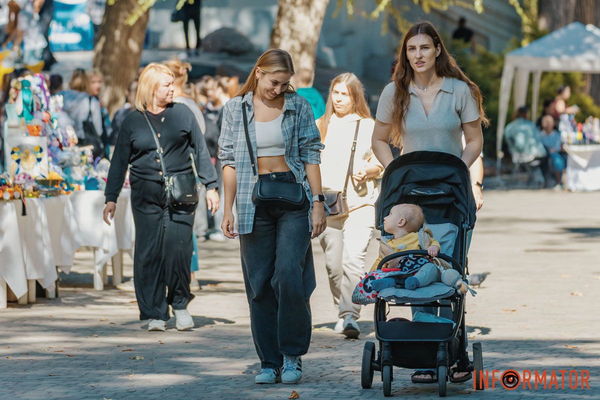 Улыбки, объятия и игры: как жители Днепра проводят День города – истории в фото 32