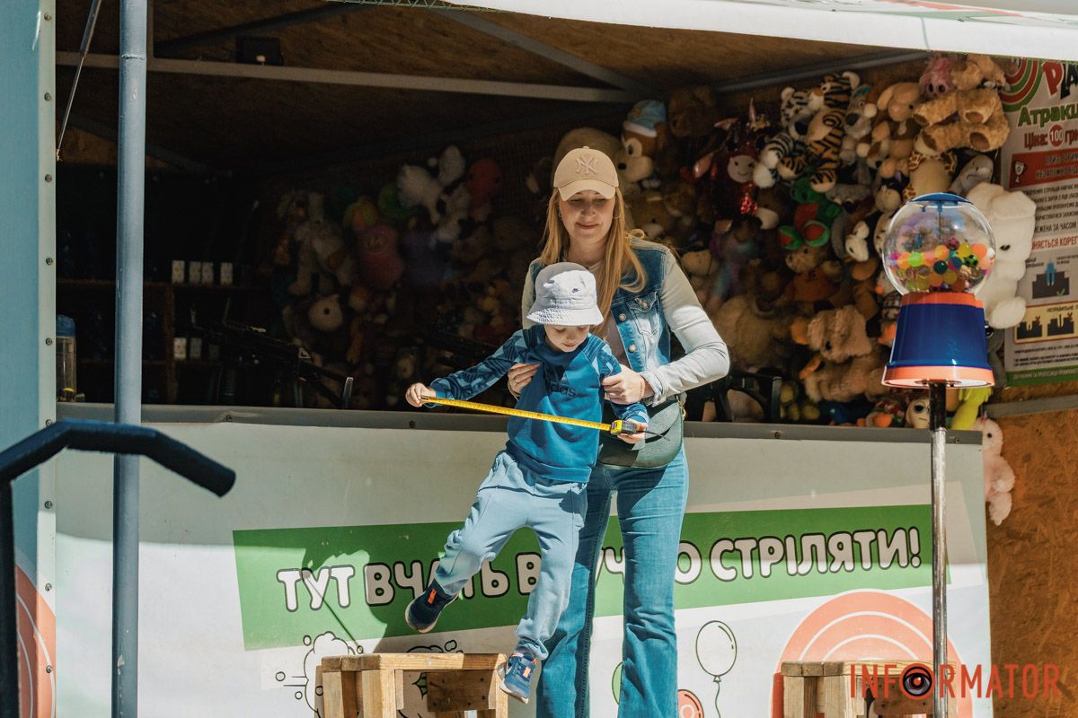 Улыбки, объятия и игры: как жители Днепра проводят День города – истории в фото 40