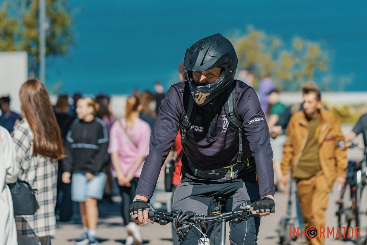 Улыбки, объятия и игры: как жители Днепра проводят День города – истории в фото 30