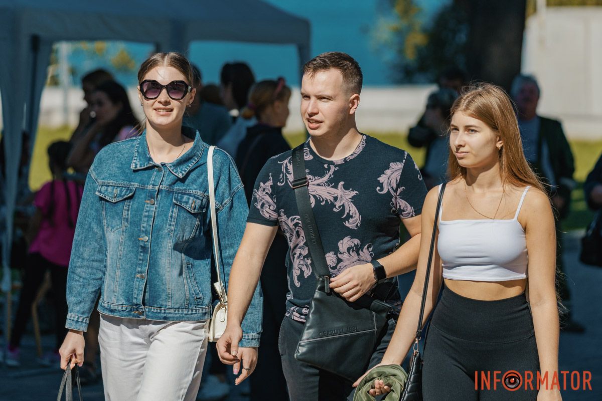 Улыбки, объятия и игры: как жители Днепра проводят День города – истории в фото 22