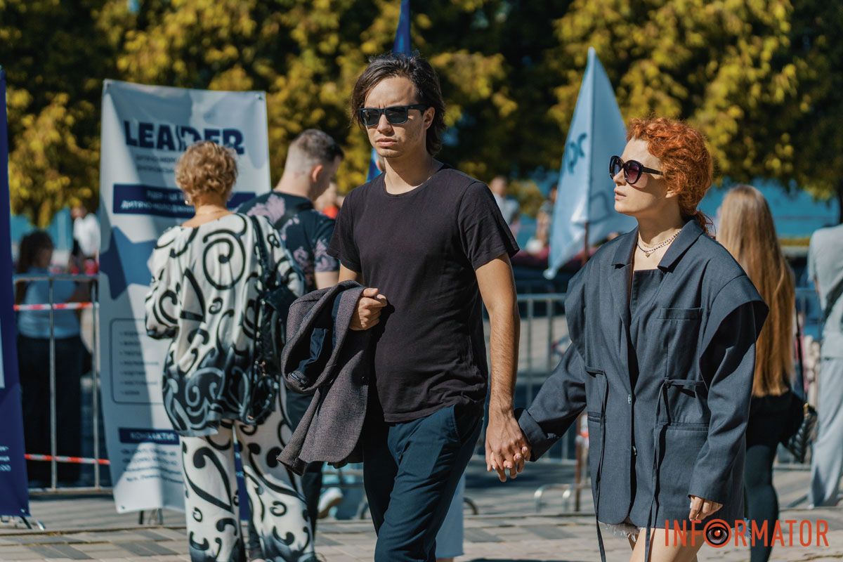 Улыбки, объятия и игры: как жители Днепра проводят День города – истории в фото 52