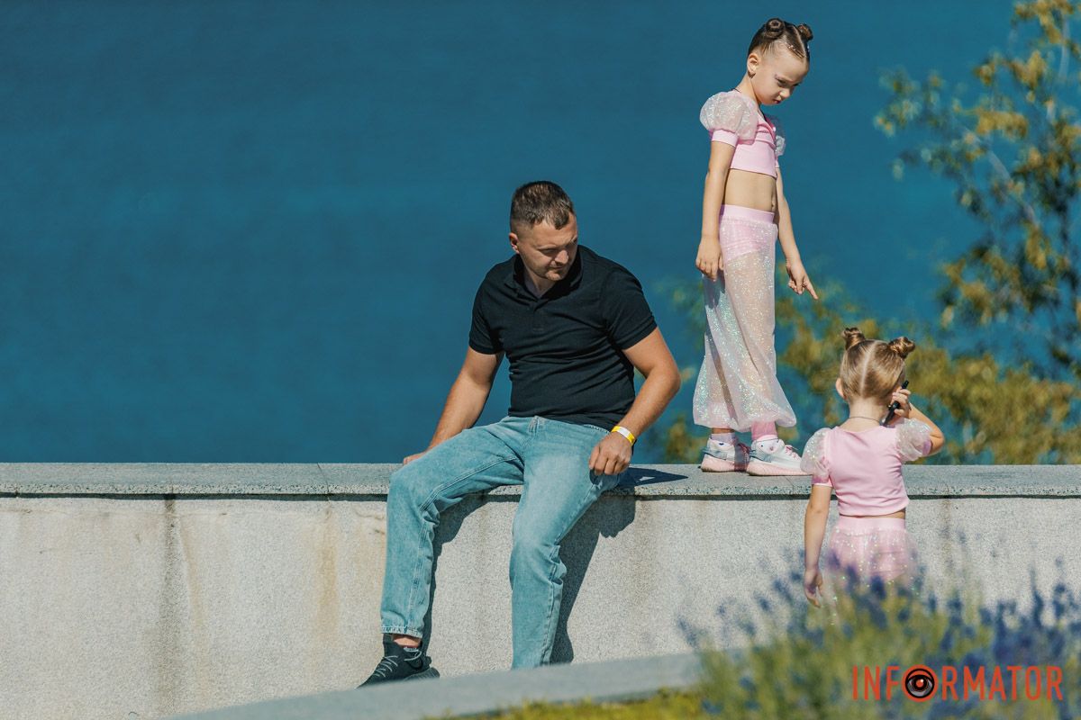 Улыбки, объятия и игры: как жители Днепра проводят День города – истории в фото 25