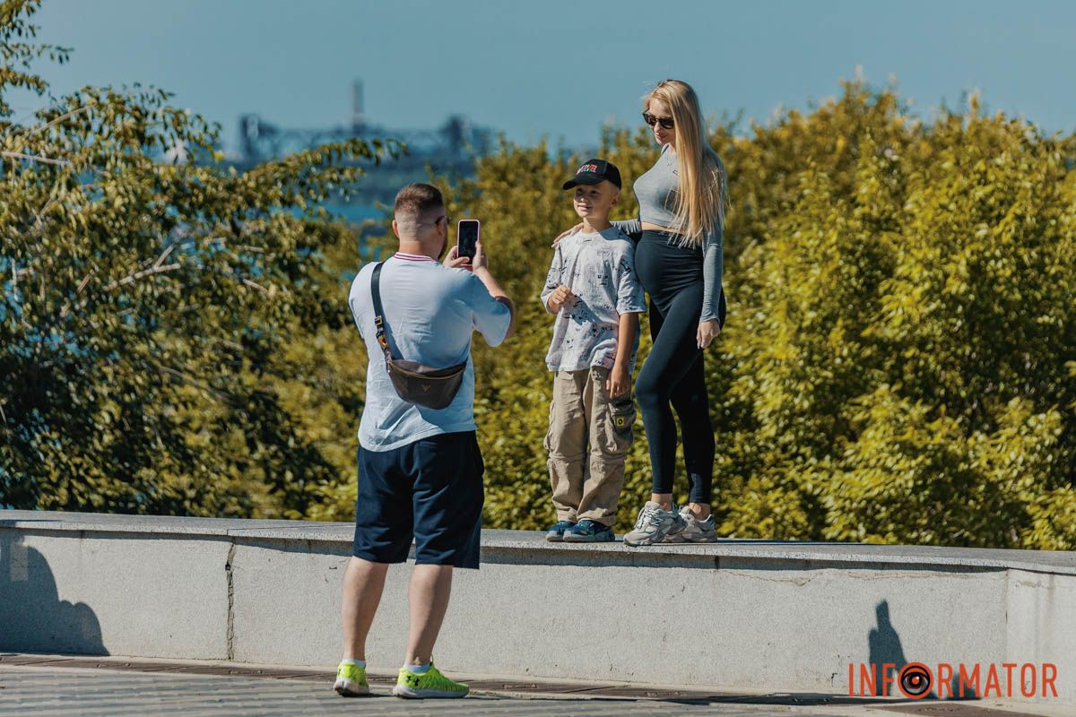 Улыбки, объятия и игры: как жители Днепра проводят День города – истории в фото 57